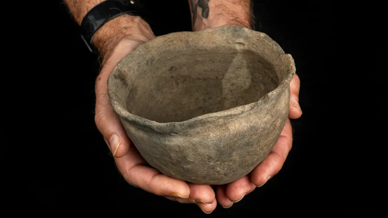 Öğrenciler kazı yaparken donakaldı: 400 yıllık gizemli çömlek çıktı