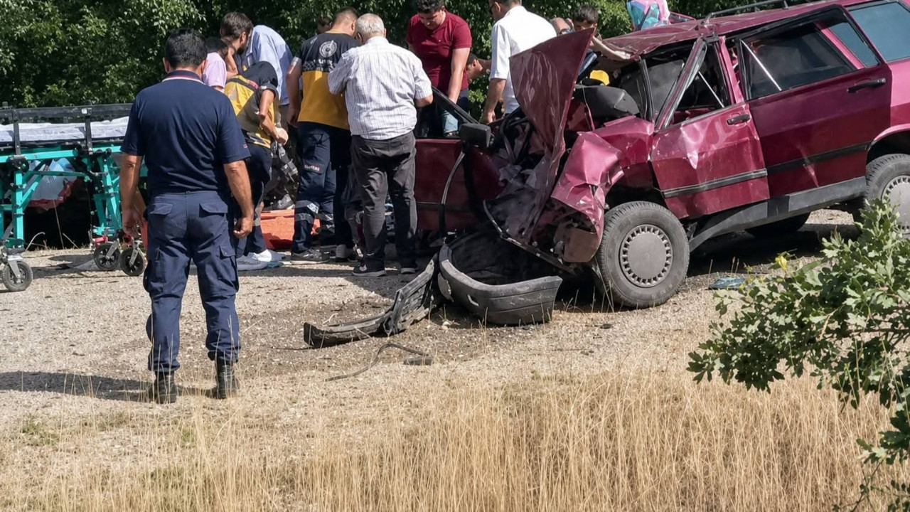 Feci kaza: İki otomobil çarpıştı, 1 kişi hayatını kaybetti