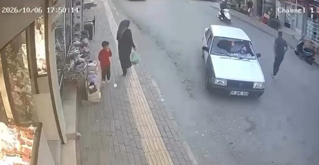 Bursa Yıldırım’da otomobilin çarptığı yaya hafif yaralandı, aynaya tutunarak kurtuldu