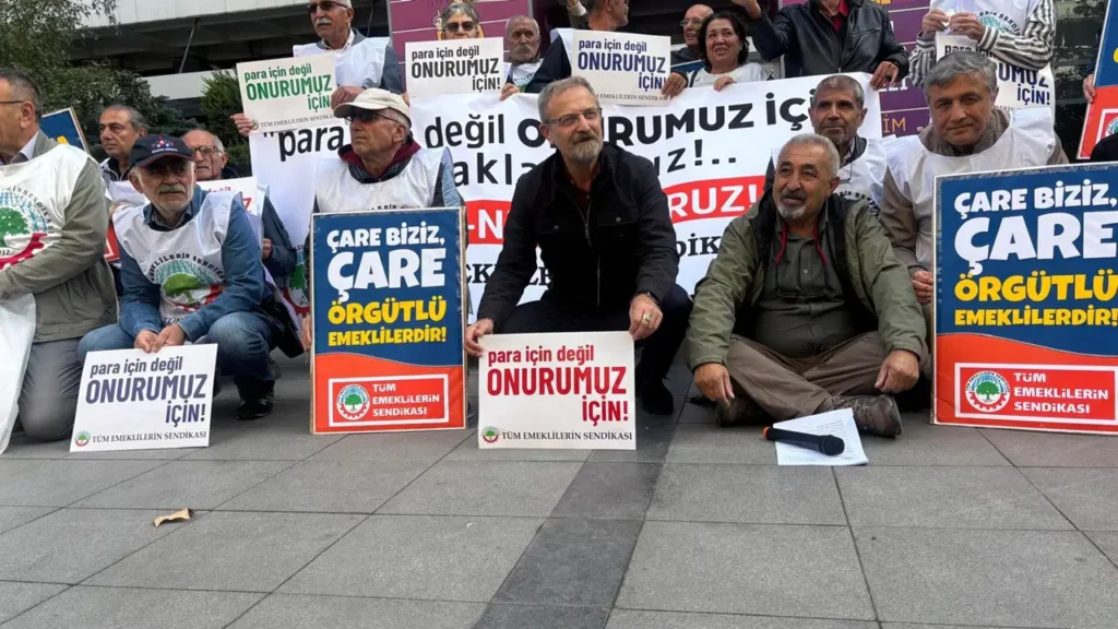 Emeklilerden Ali Şekeroğlu için oturma eylemi: ‘Para için değil onurumuz için sokaklardayız’